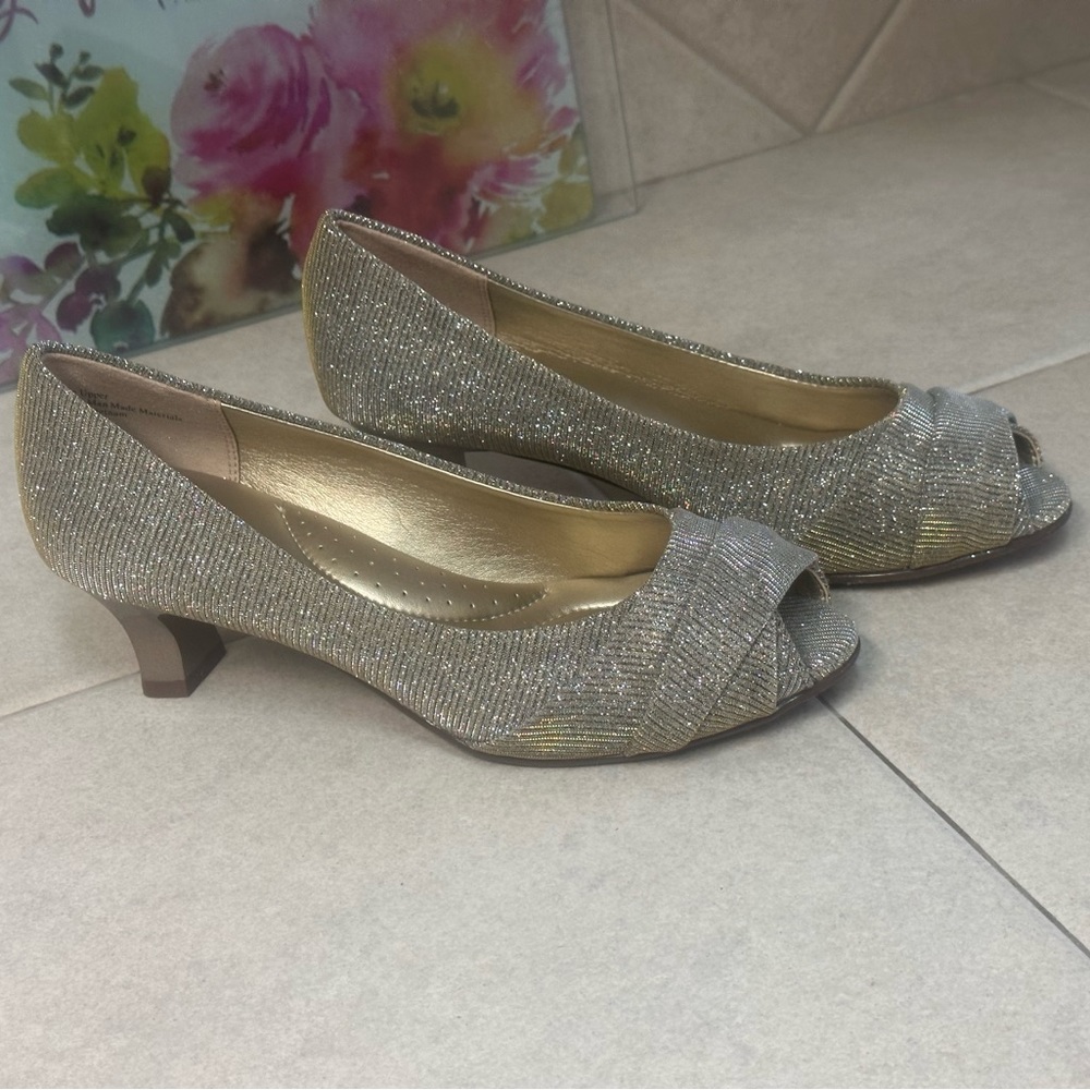 Amelia Grace Sparkly gold Shimmer Heels (Size 6)